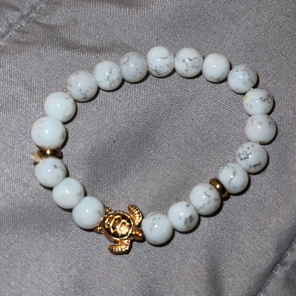 White and gold turtle beaded bracelet